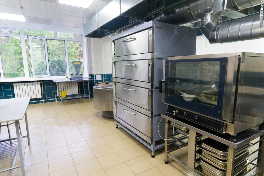 Meble gastronomiczne ze stali nierdzewnej ? dlaczego są standardem profesjonalnej kuchni?